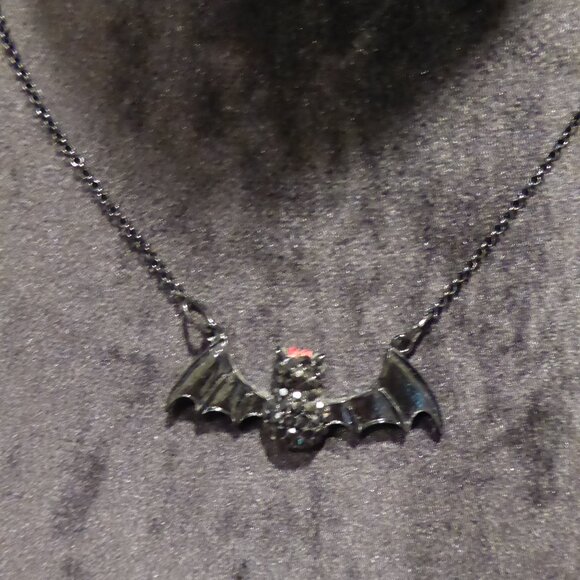 NEW 18” GOTHIC BEJEWELED VAMPIRE BAT WITH RED EYES CHOKER NECKLACE - Picture 3 of 9